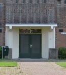 De ingangspartij met waarschijnlijk nieuwe voordeuren.
<br/>
Richard Keijzer, 2014-08-02